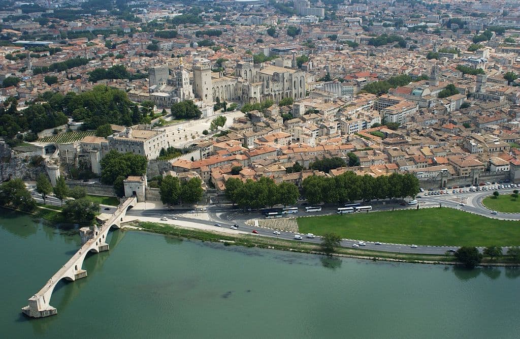 Le déménagement de la papauté à Avignon : une période de réformes et de tensions