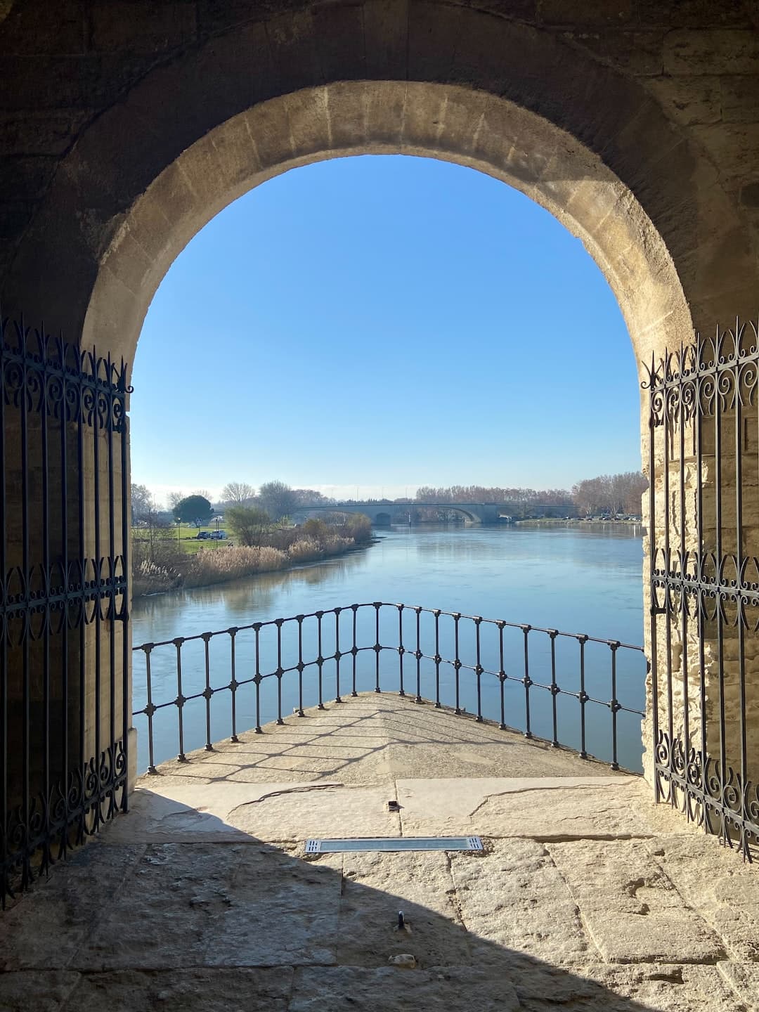 La symbolique du pont d_Avignon : un monument chargé d_histoire et de sens