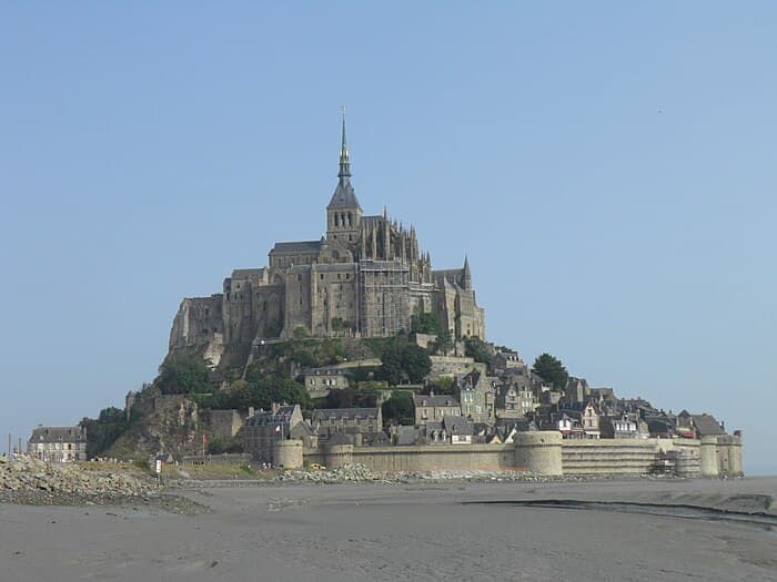 L_histoire fascinante du Mont Saint-Michel : des origines à nos jours