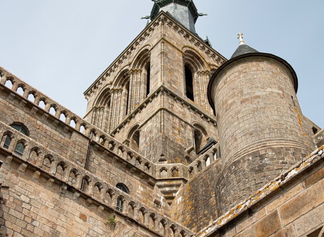 Architecture et art au Mont Saint-Michel : chefs-d’œuvre de l_art roman et gothique