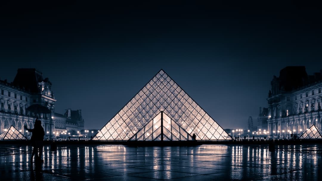 La pyramide du Louvre : un symbole de modernité et d_histoire
