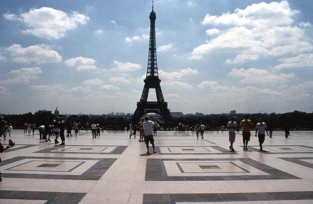 Les stars et la tour Eiffel : une relation forte !