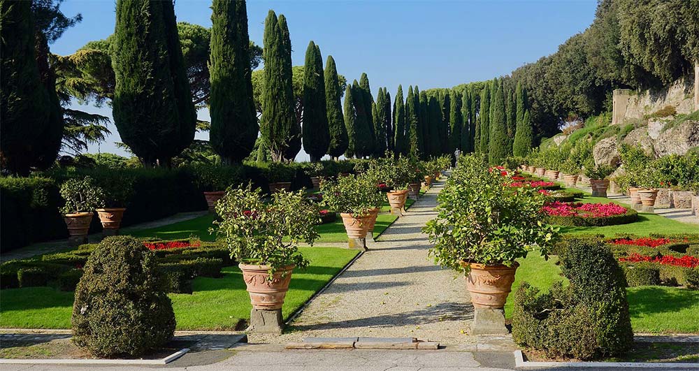 Les jardins du Vatican : exploration d_un oasis de paix et de beauté