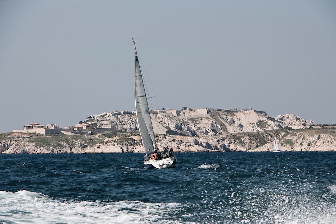Pêche en haute mer au large de Marseille : une expérience unique